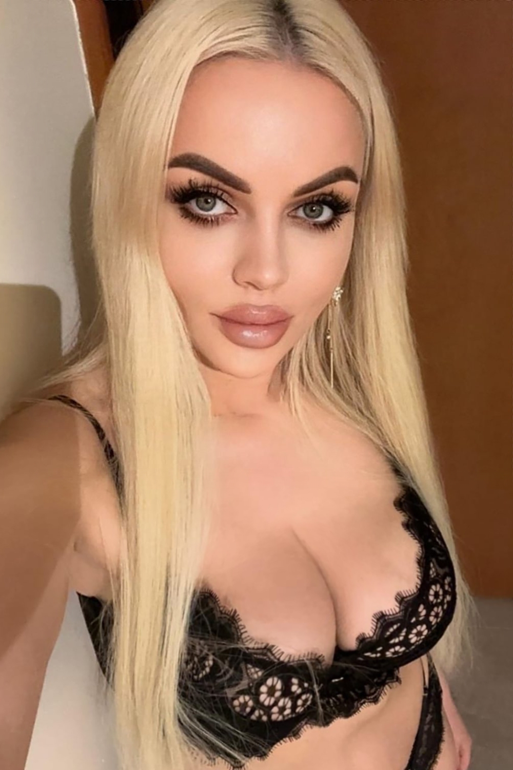 Cece 23 5'3 or under(160cm),Blonde,H cup,Amber,Vietnamese